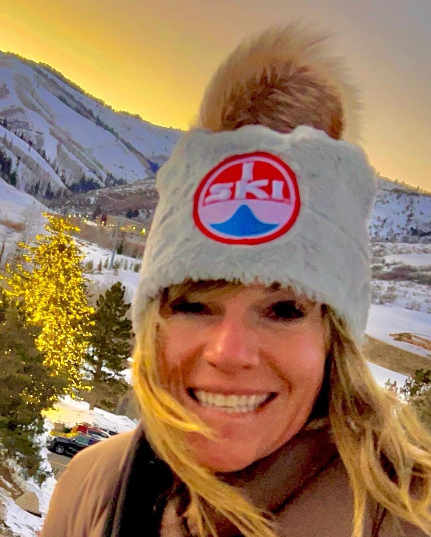 Womens apres ski pom beanie vintage I ski resort patch